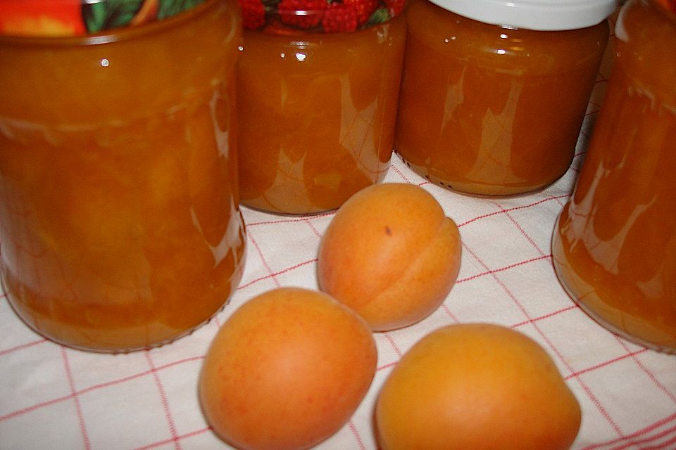 Aprikosenmarmelade mit Fruchtstückchen