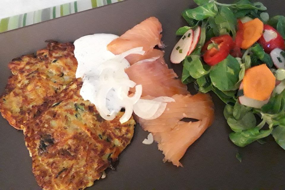 Lachs mit Gemüsepuffern