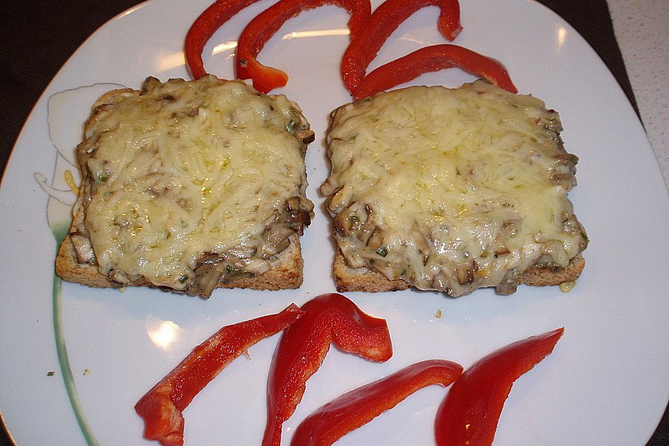 Überbackener Toast mit Eiersalat