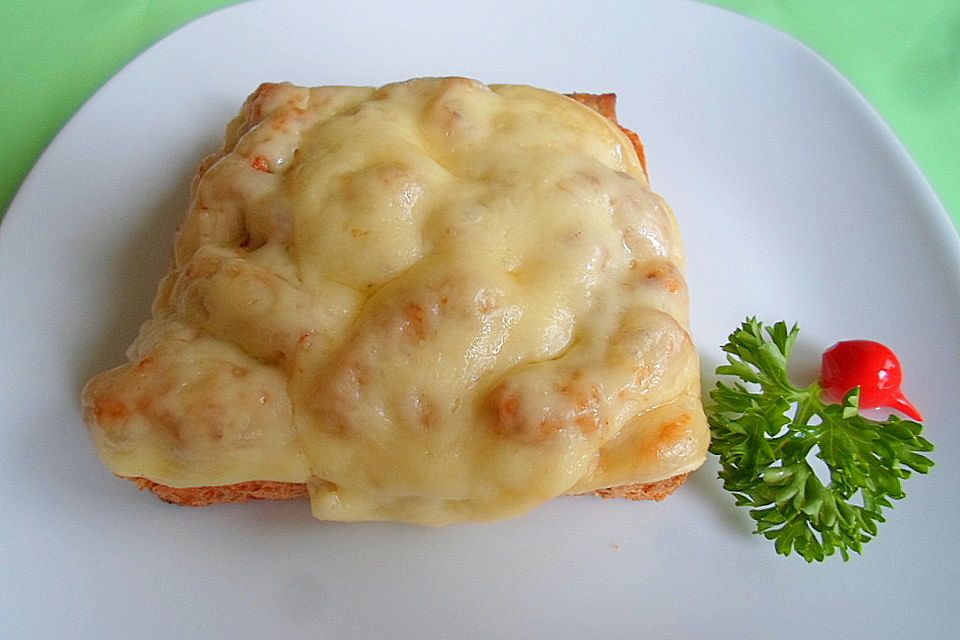 Überbackener Toast mit Fleisch