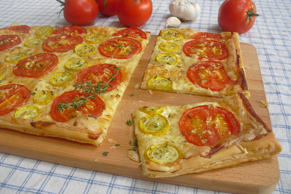 Blätterteig - Pizza mit Tomaten