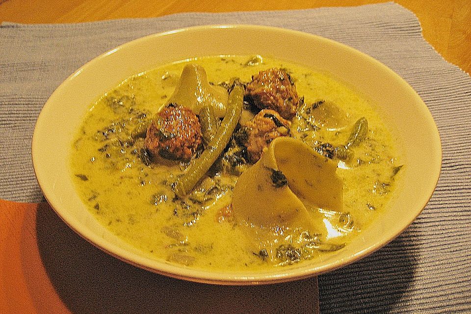 Grüne Suppe mit Fleischklößchen