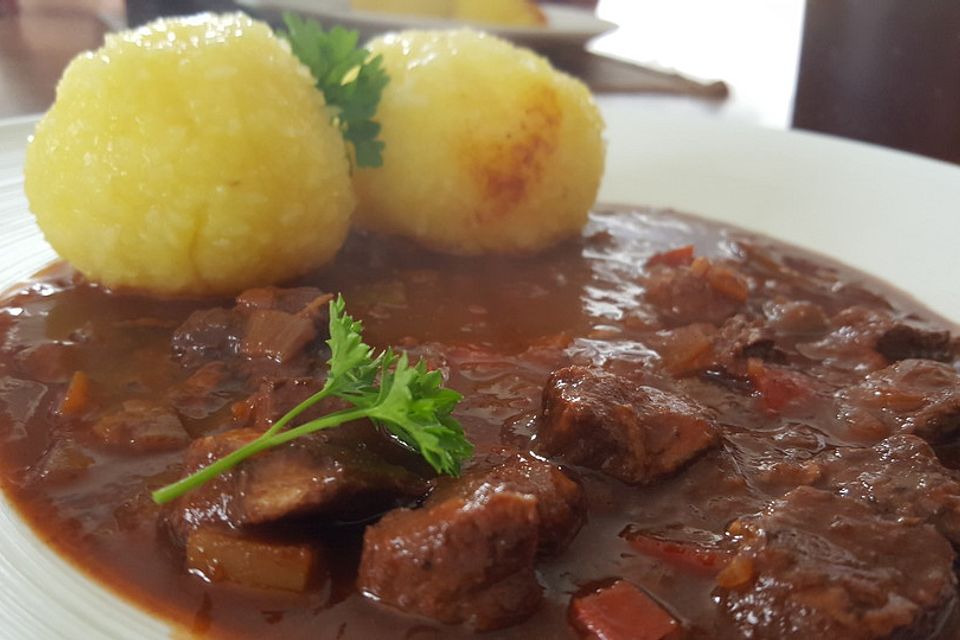 Gulasch in Rotwein