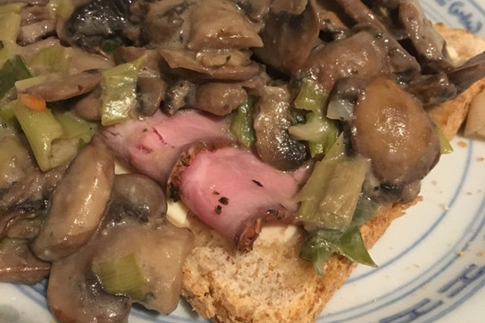 Rahmchampignons auf geröstetem Toastbrot