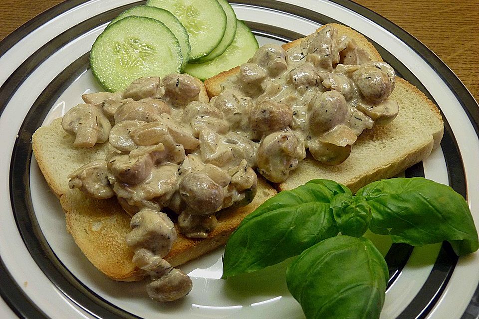 Rahmchampignons auf geröstetem Toastbrot