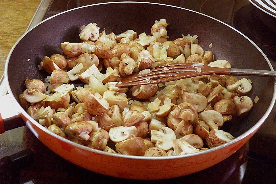 Rahmchampignons auf geröstetem Toastbrot