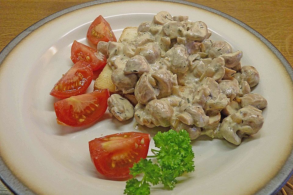 Rahmchampignons auf geröstetem Toastbrot