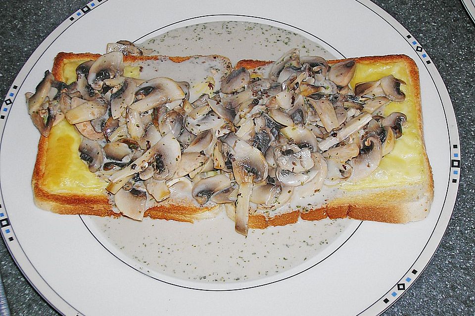 Rahmchampignons auf geröstetem Toastbrot