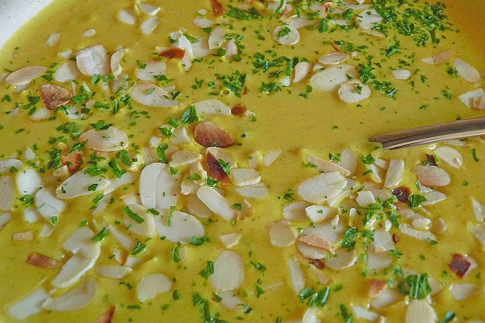 Curry - Rahmsuppe mit Mandelblättchen