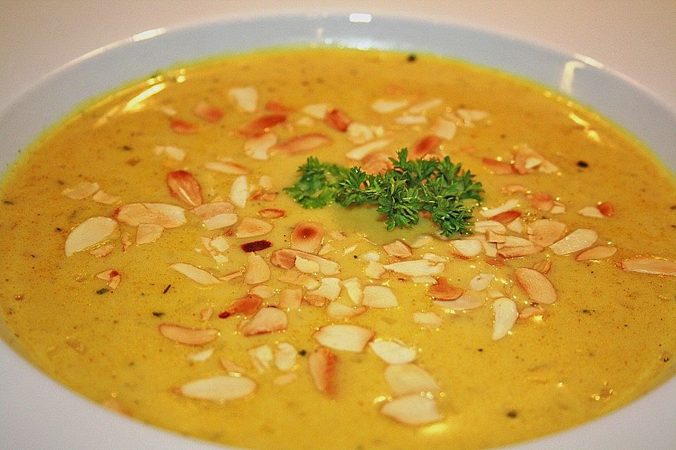 Curry - Rahmsuppe mit Mandelblättchen