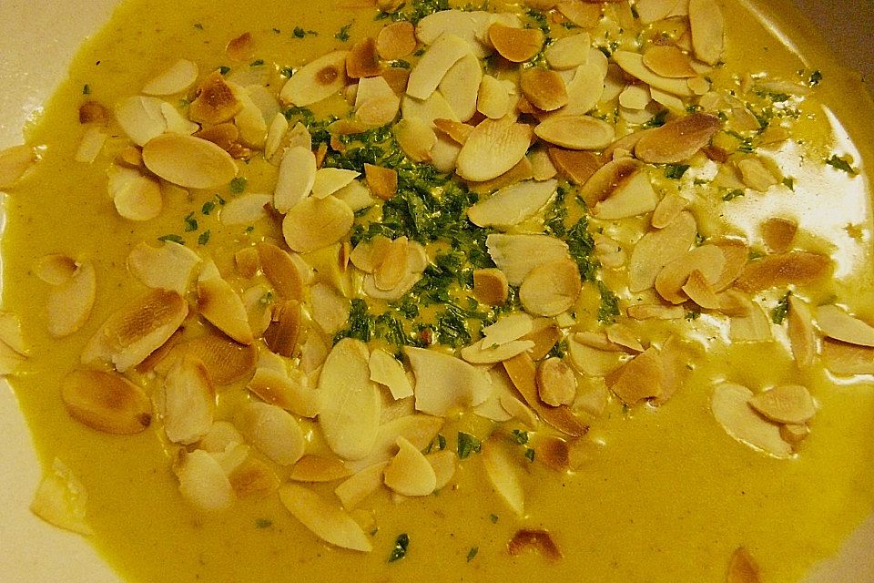 Curry - Rahmsuppe mit Mandelblättchen