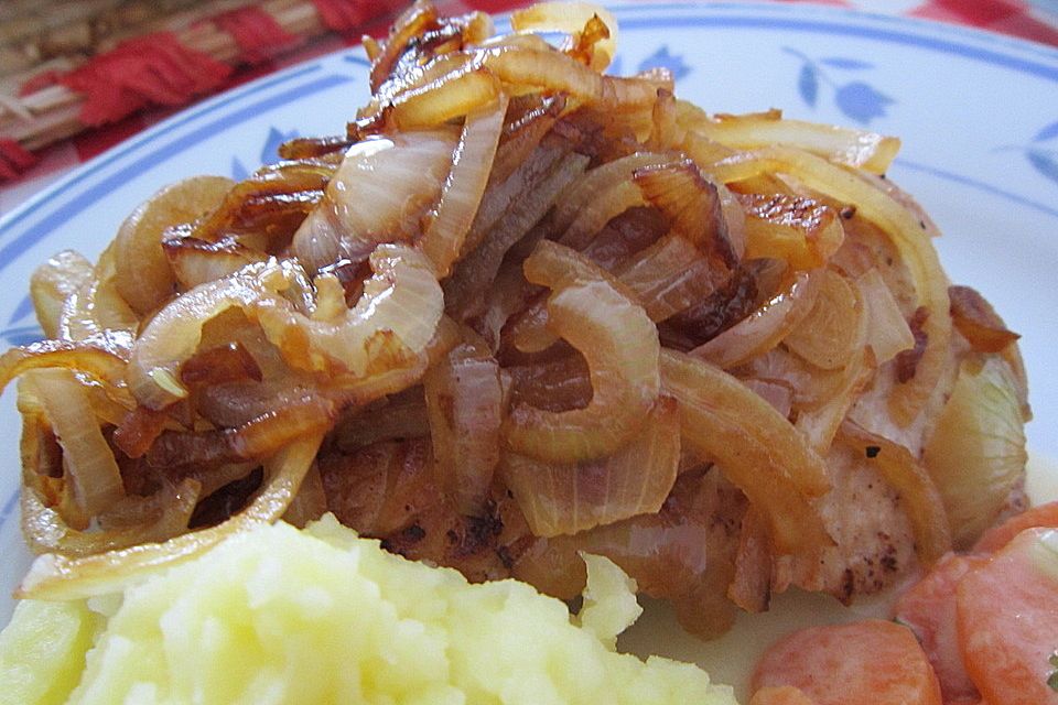 Zwiebelschnitzel aus der Pfanne