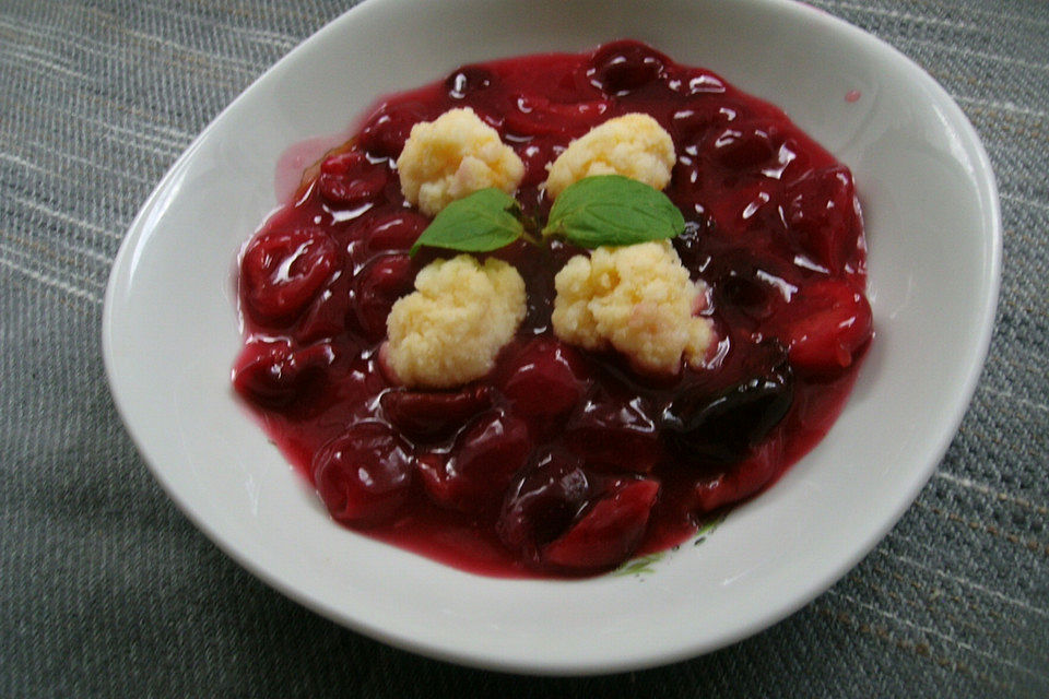 Kirschsuppe mit Grießklößchen