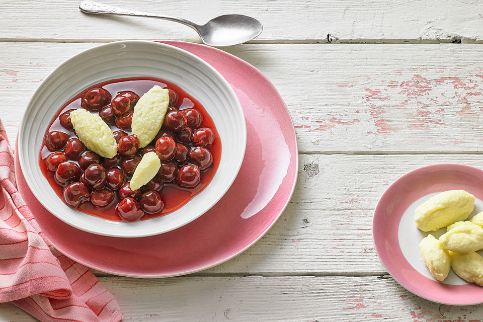 Kirschsuppe mit Grießklößchen