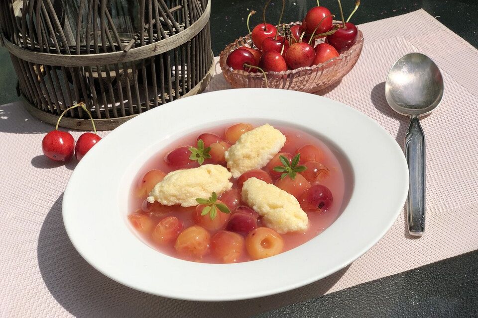 Kirschsuppe mit Grießklößchen