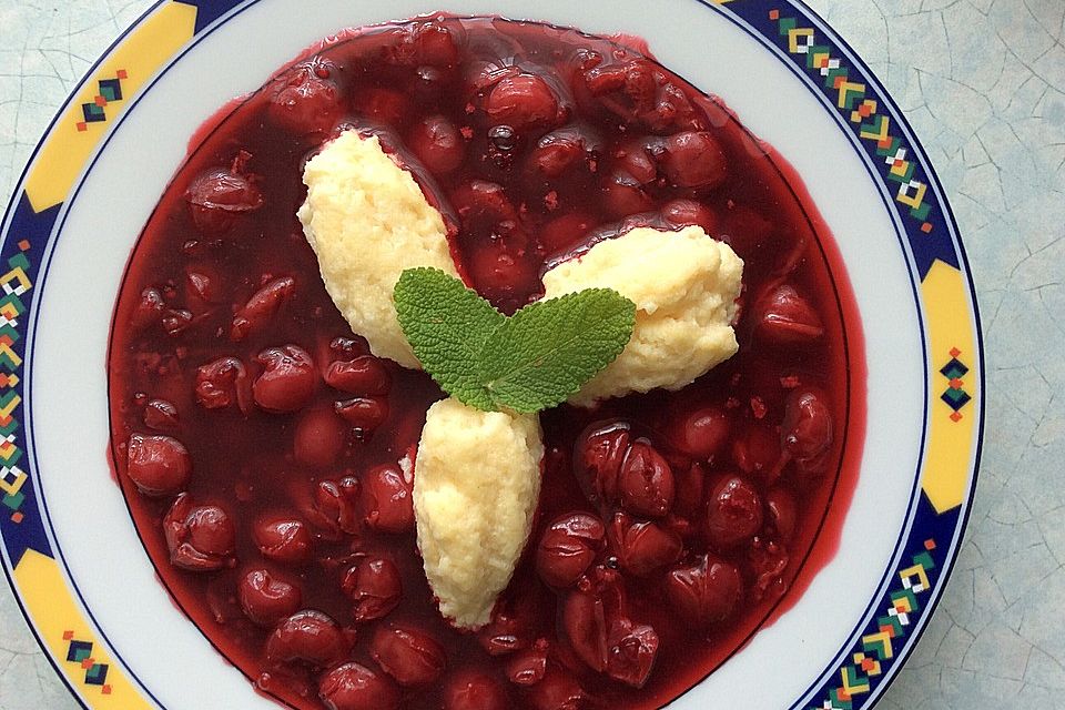 Kirschsuppe mit Grießklößchen