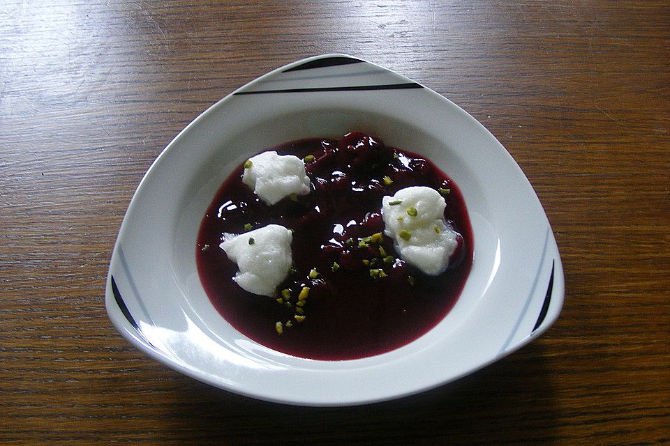 Kirschsuppe mit Grießklößchen