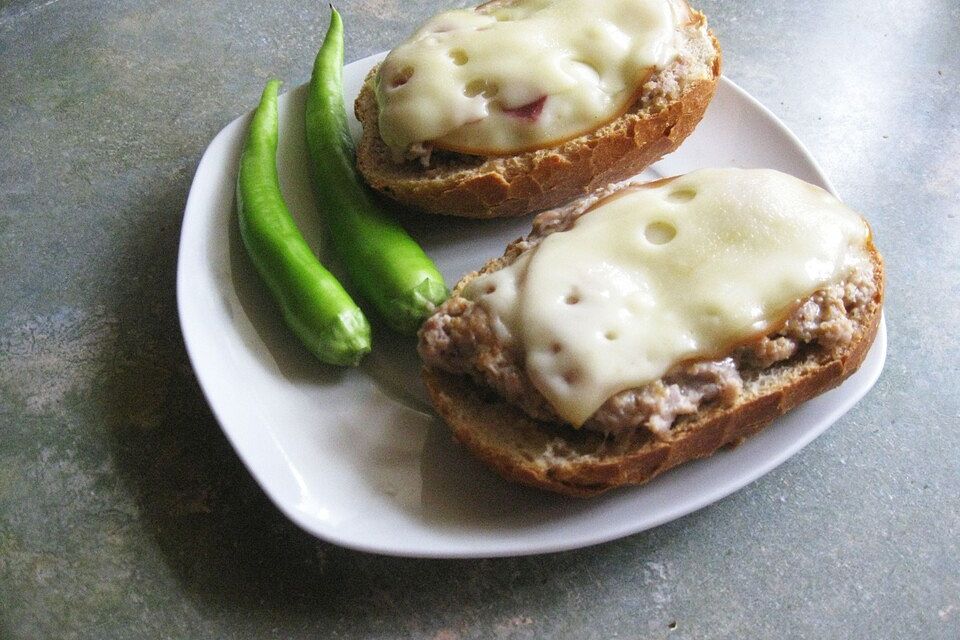 Überbackene Hackfleischbrötchen