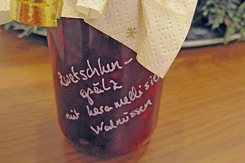 Zwetschgengsälz mit karamellisierten Walnüssen