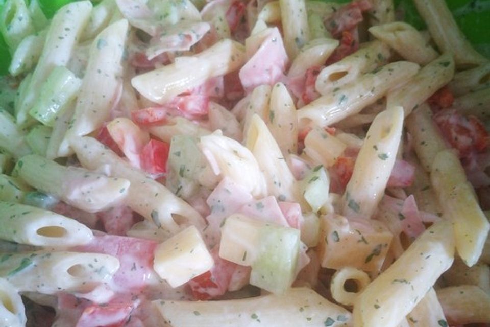 Nudelsalat mit Joghurtdressing