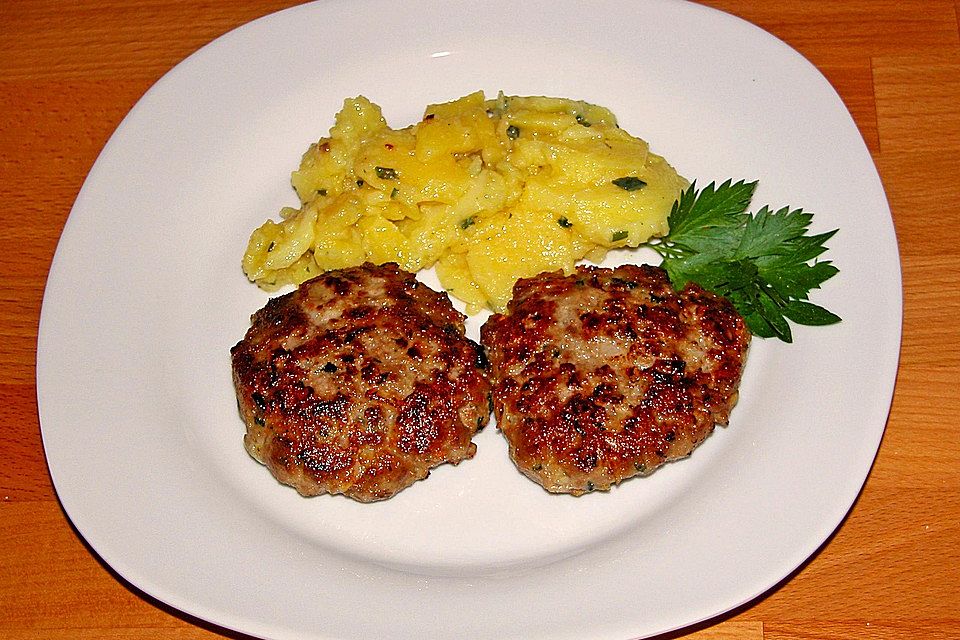 Fleischpflanzerl mit bayerischem Kartoffelsalat