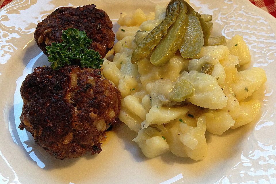 Fleischpflanzerl mit bayerischem Kartoffelsalat