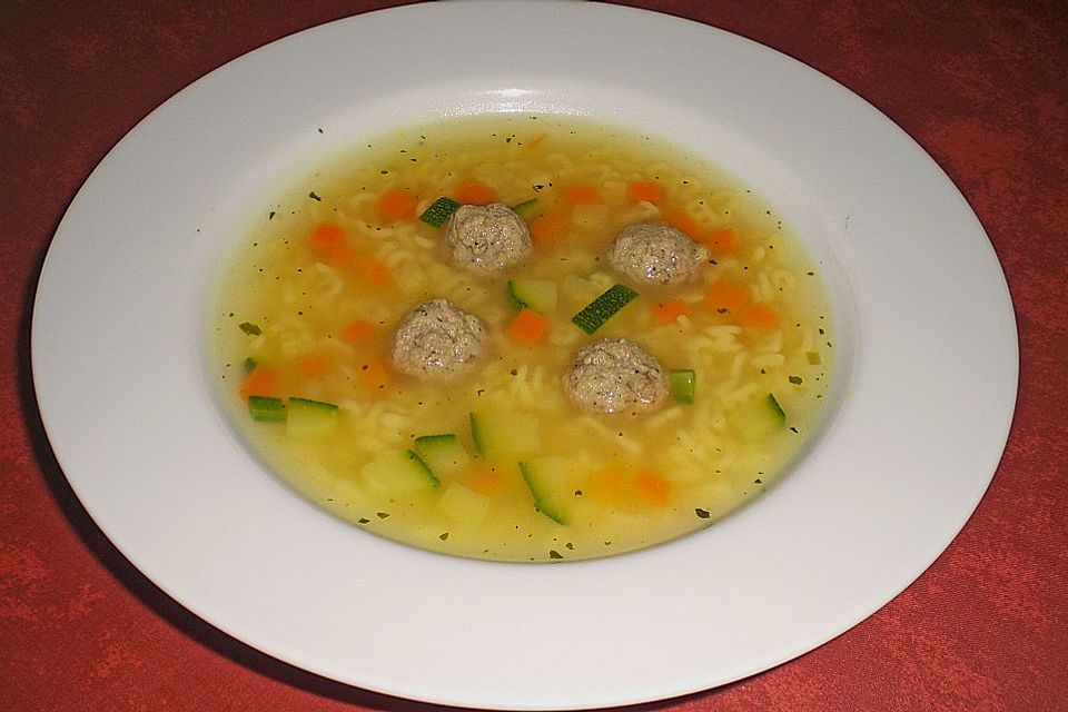 Nudelsuppe mit Bratwursteinlage