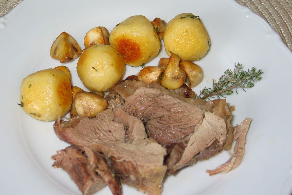 Gekräuterte Putenkeule mit Champignonklößen