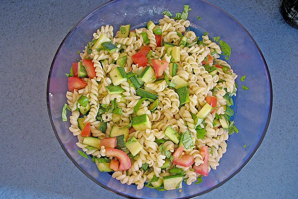 Nudelsalat mit Sommergemüse