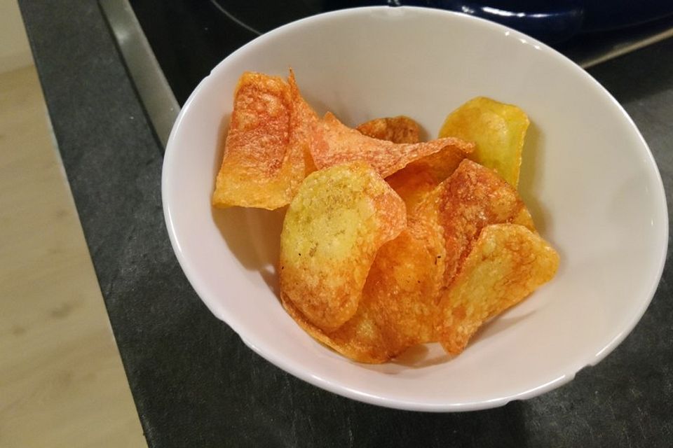 Kartoffelchips aus der Friteuse