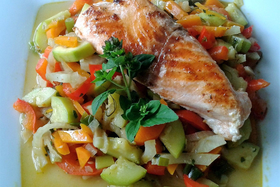 Wildlachs mit Ratatouille - Gemüse