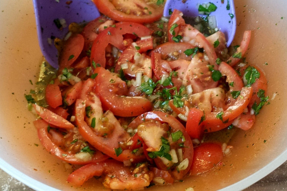 Tomatensalat mit Mozzarellasticks