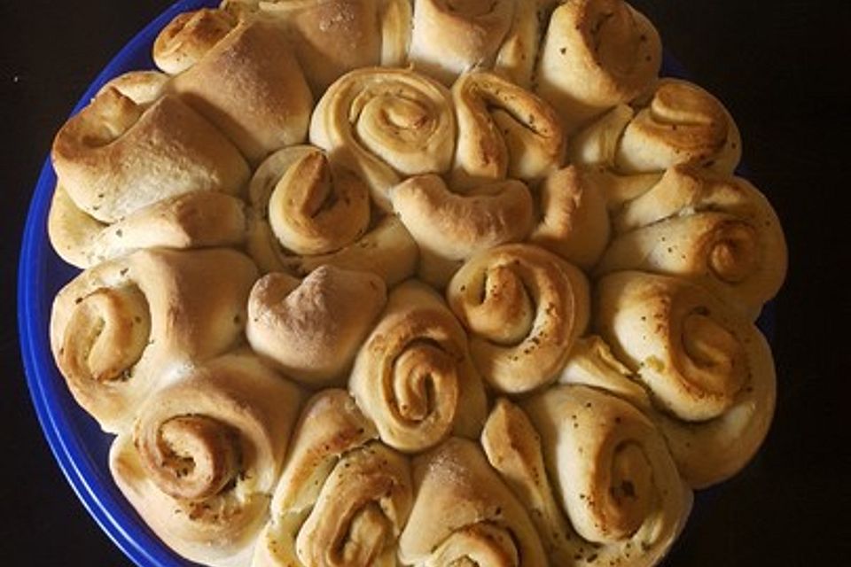 Einfaches Partybrot mit Kräuterbutter