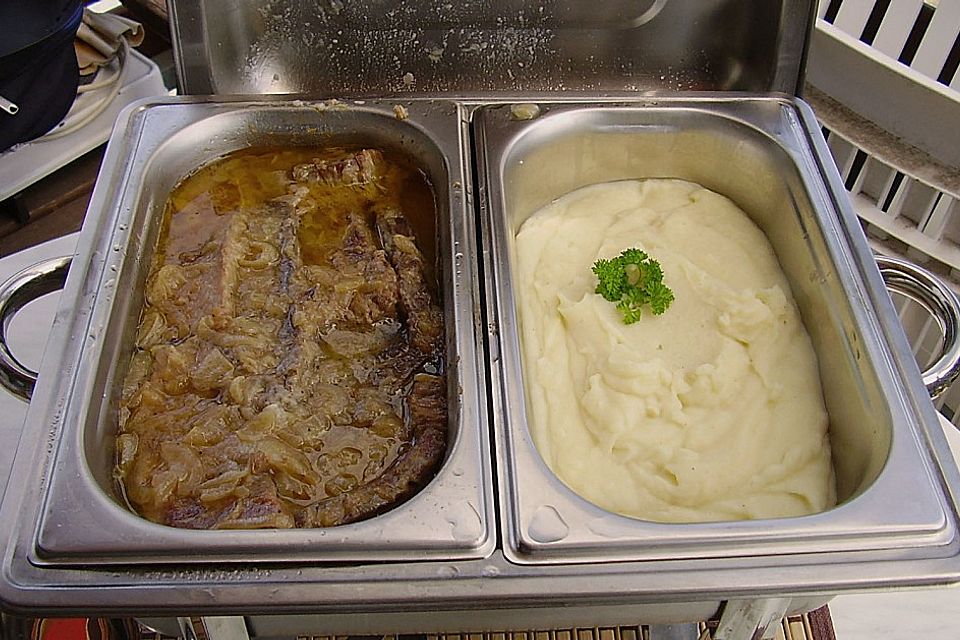 Zwiebelfleisch mit Kartoffelpüree