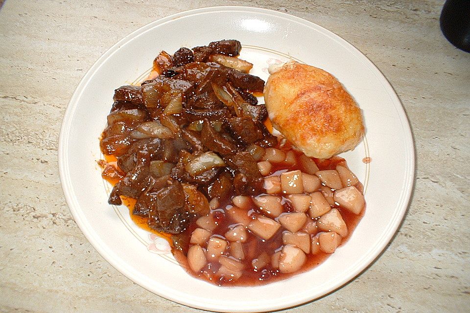 Zwiebelfleisch mit Kartoffelpüree