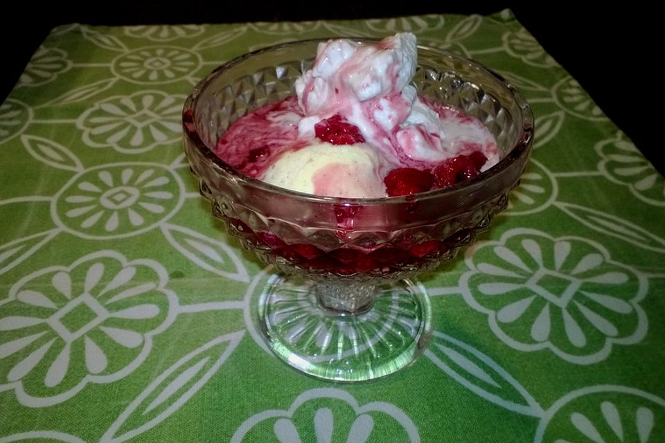 Vanilleeis mit heißen Himbeeren