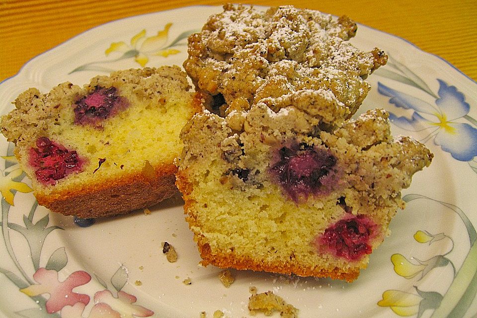 Brombeermuffins mit Nussstreusel