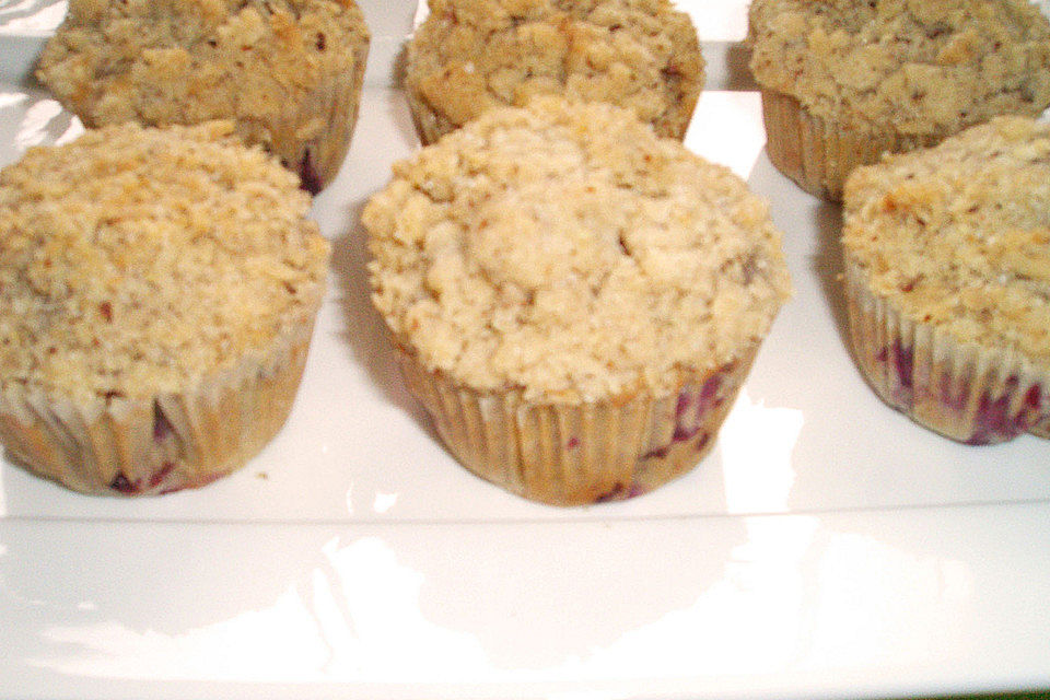 Brombeermuffins mit Nussstreusel