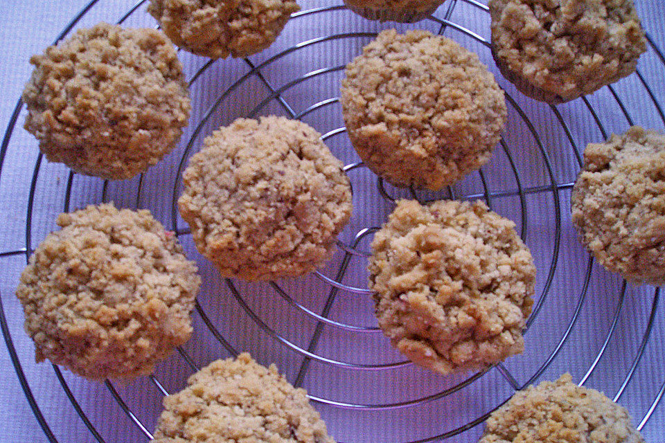 Brombeermuffins mit Nussstreusel