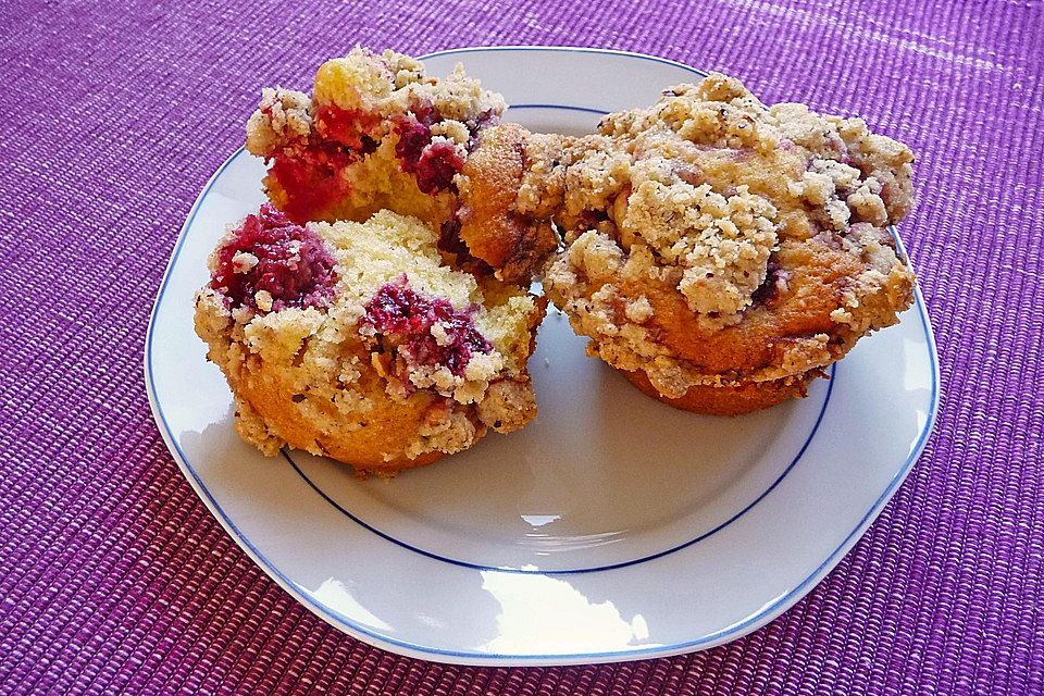 Brombeermuffins mit Nussstreusel