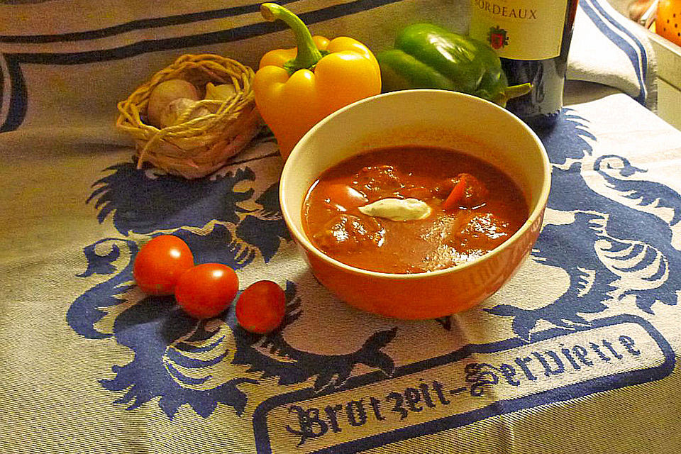 Tomatensuppe mit Fleischklößen