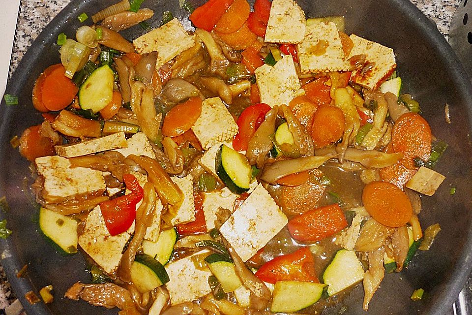 Tofu-Gemüsepfanne mit Reis