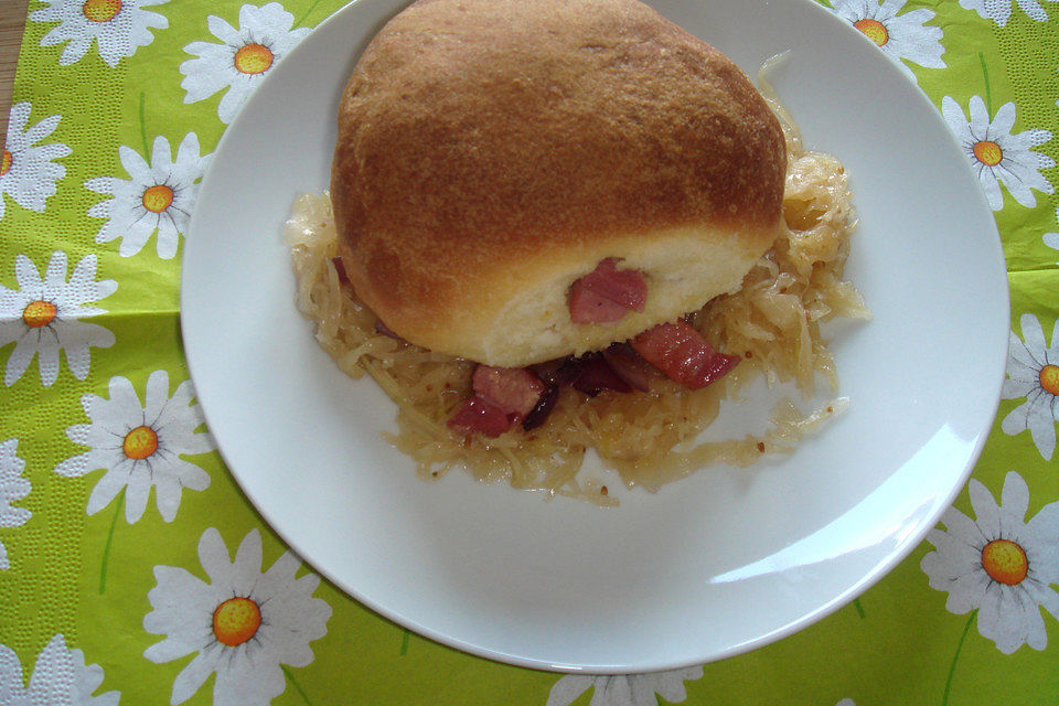 Pikante Buchteln auf Sauerkraut