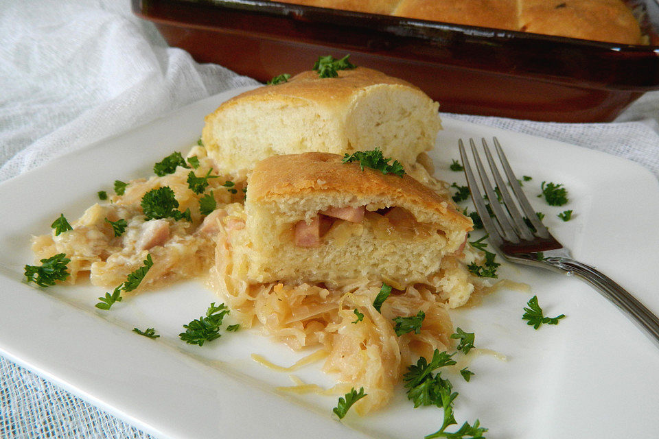 Pikante Buchteln auf Sauerkraut