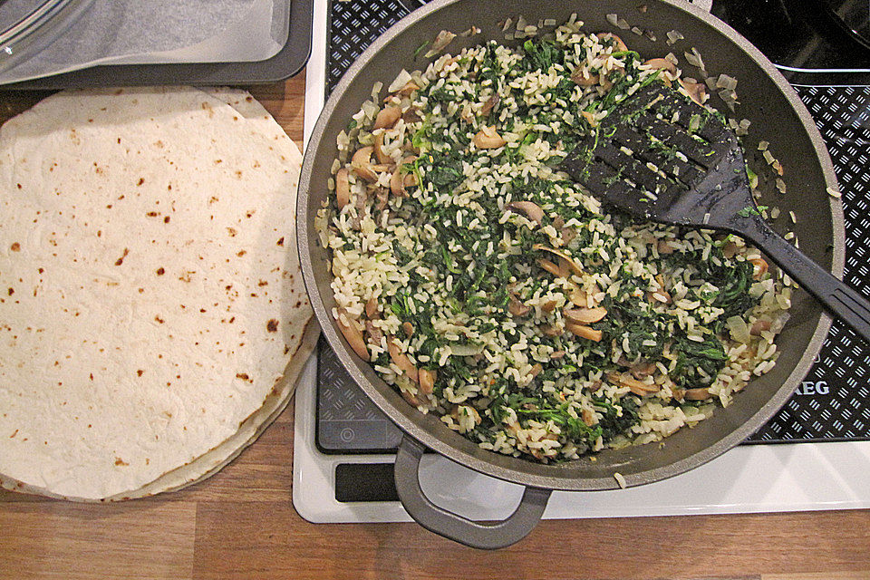 Gefüllte Pfannkuchen mit Salat