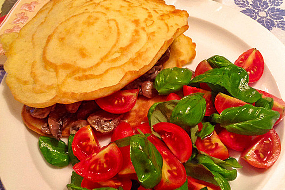 Gefüllte Pfannkuchen mit Salat