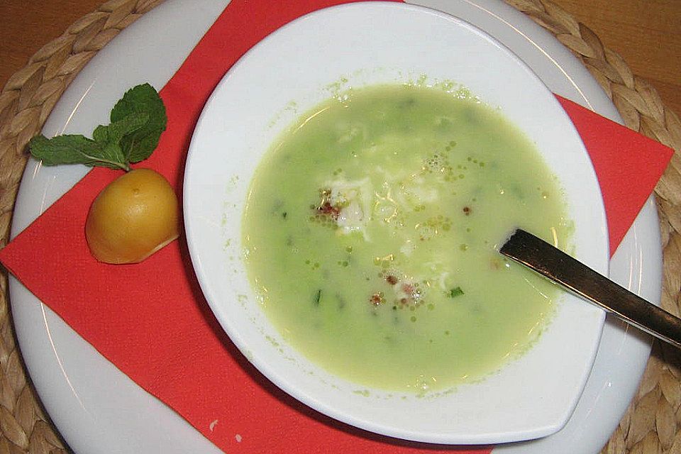 Feine Erbsensuppe mit Minze