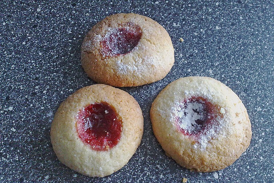 Kokosplätzchen mit Himbeergelee