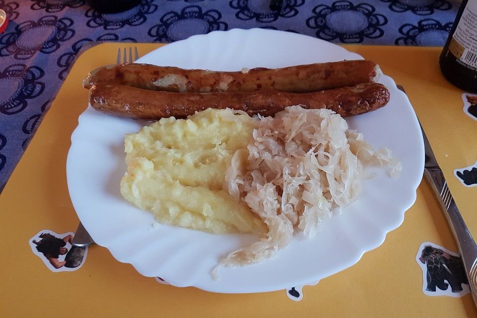 Sauerkraut, Bratwürstchen und Kartoffelbrei