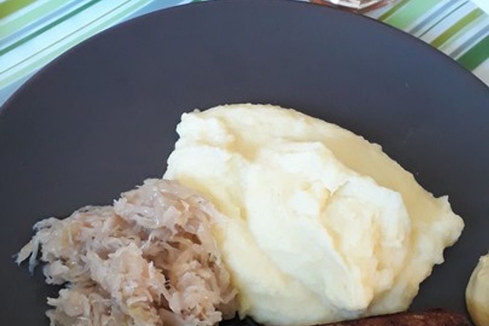 Sauerkraut, Bratwürstchen und Kartoffelbrei